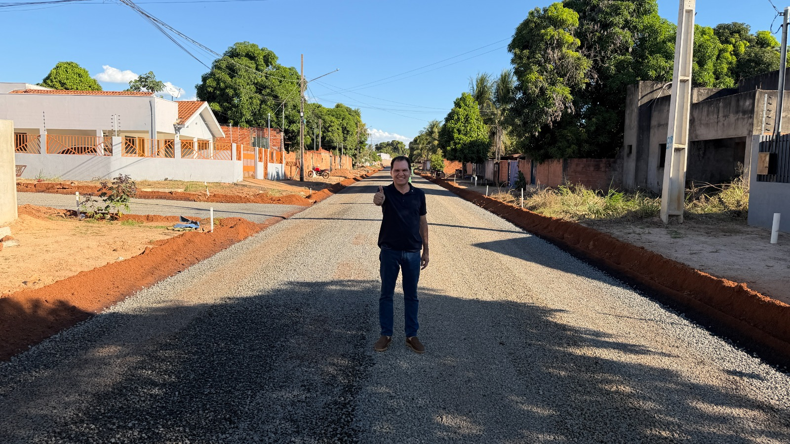 Qual rua de Barra do Bugres ainda não está asfaltada?