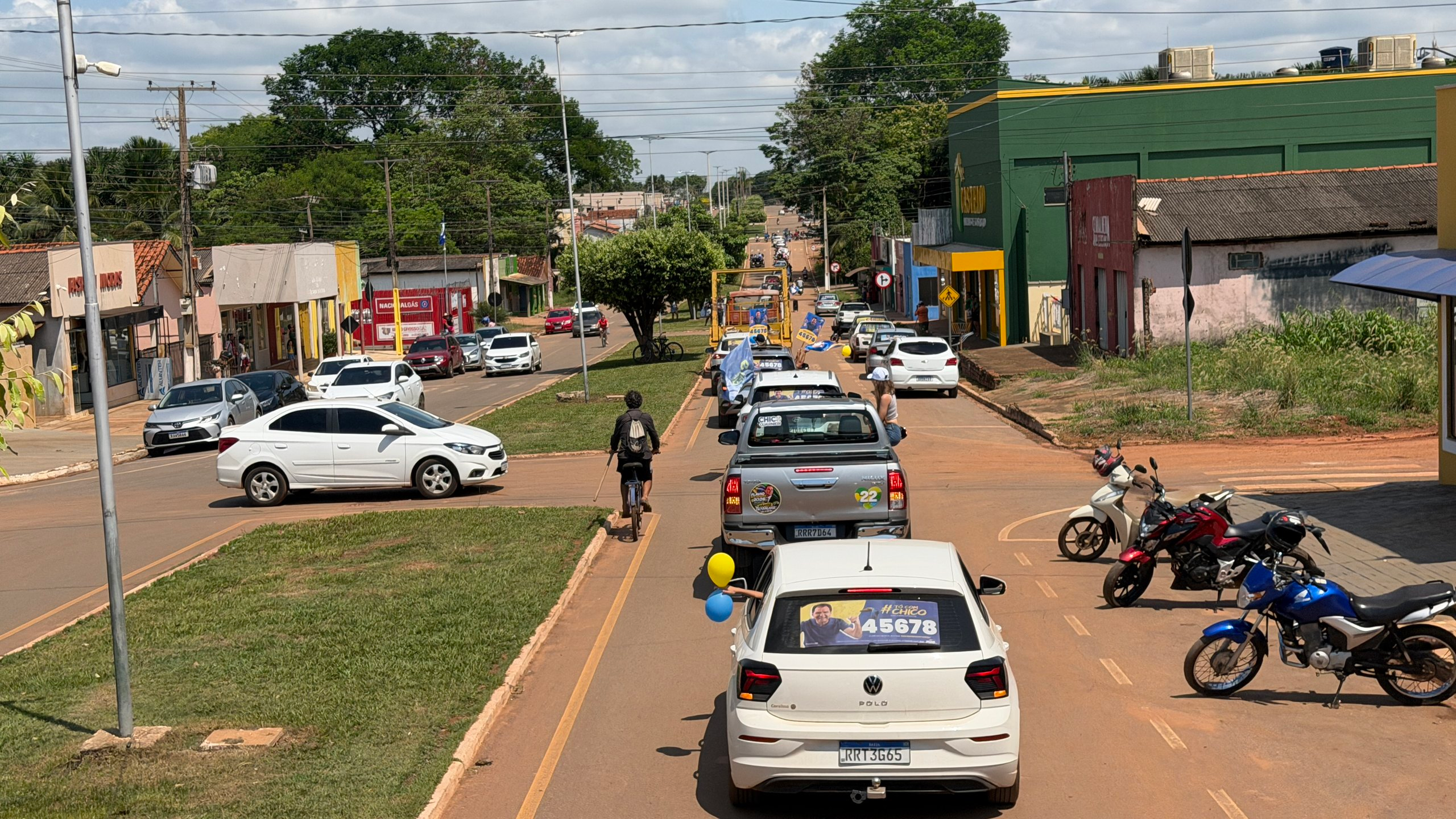 Carreata reúne cerca de 200 veículos e movimenta ruas de Denise em apoio a Chico Guarnieri